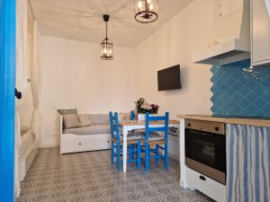 Soggiorno con angolo cottura e zona notte