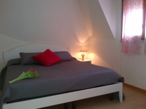 Camera con letto matrimoniale e letto a castello